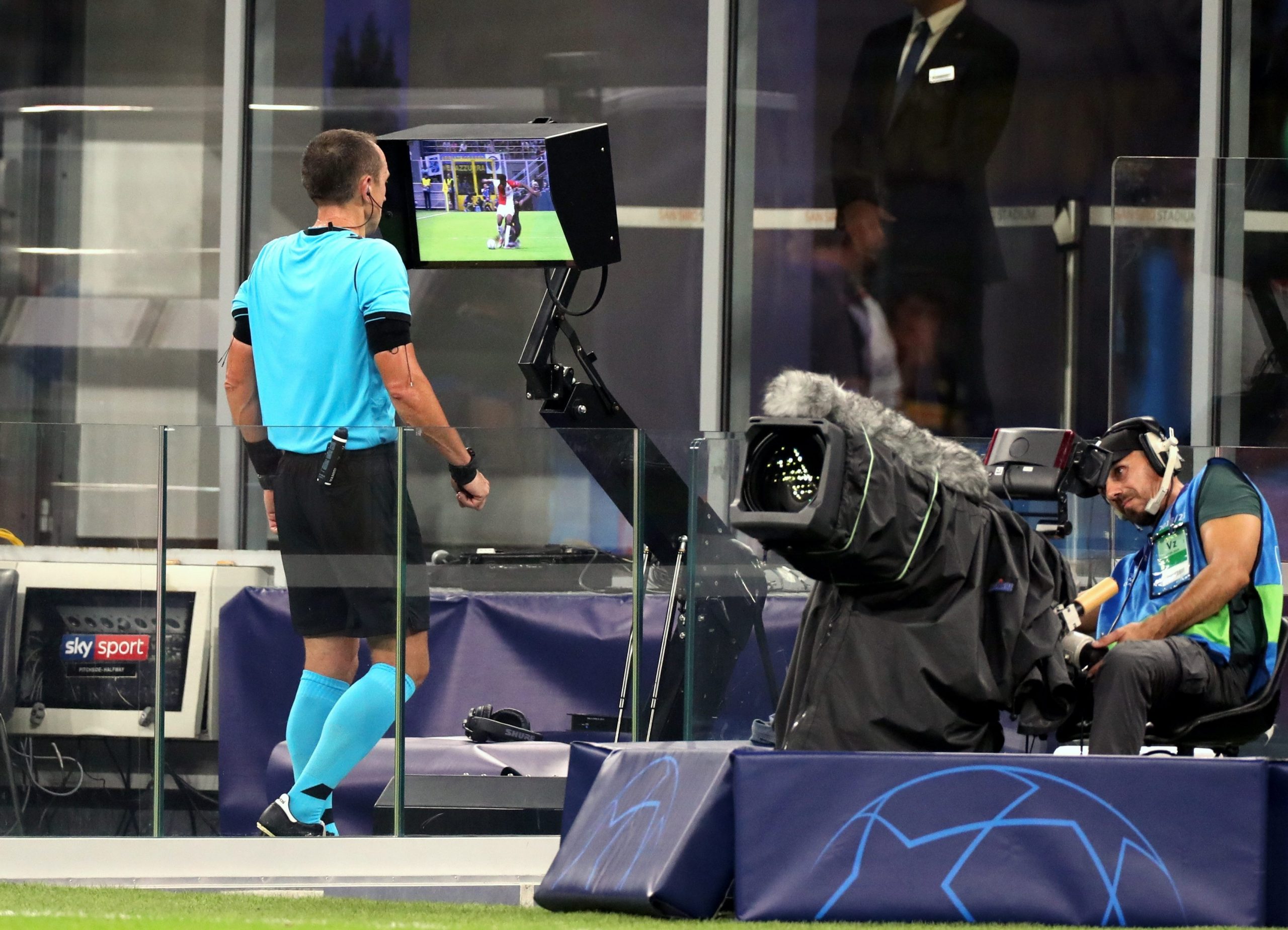 UEFA, VAR’ın doğru kullanımlarını göstermek için video kütüphanesi yayımladı ve daha fazla netlik ve şeffaflık sağlamayı umuyordu